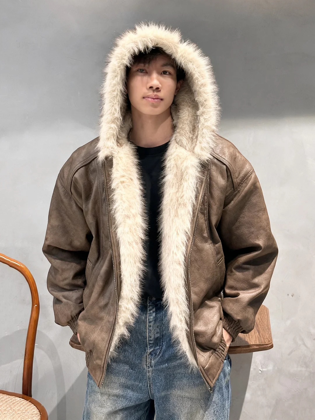 

Мужская зимняя утепленная куртка из коричневой искусственной кожи с меховым воротником и капюшоном, теплая повседневная модель с длинными рукавами