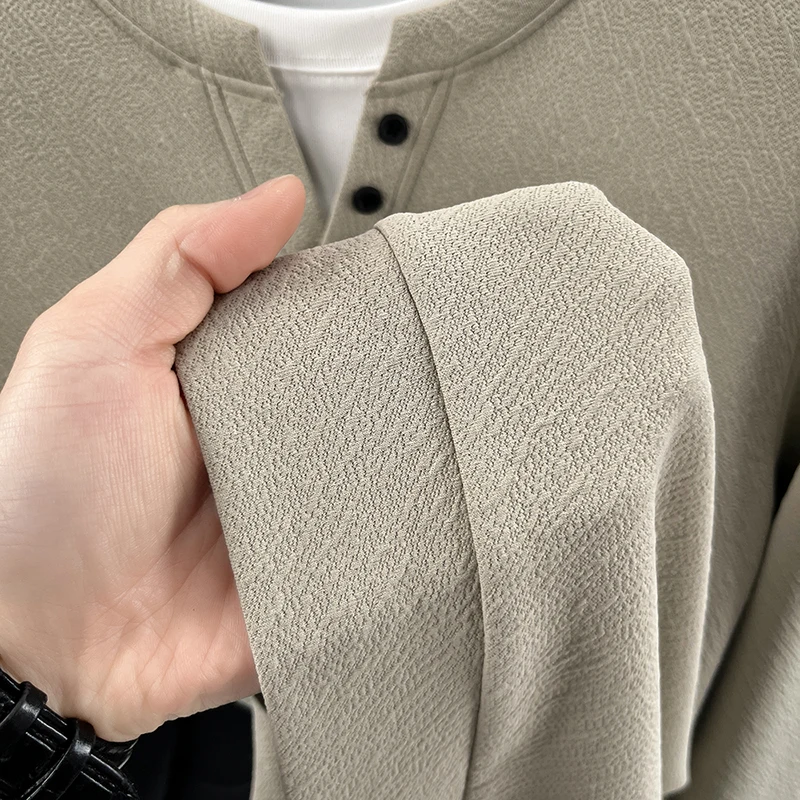 Herbstliche Herren-T-Shirts mit Rundhalsausschnitt und Fake-Two-Design, exquisit besticktes Langarm-Oberteil mit Rundhalsausschnitt, lässige Mode-Markenkleidung für Männer. – Detail 4