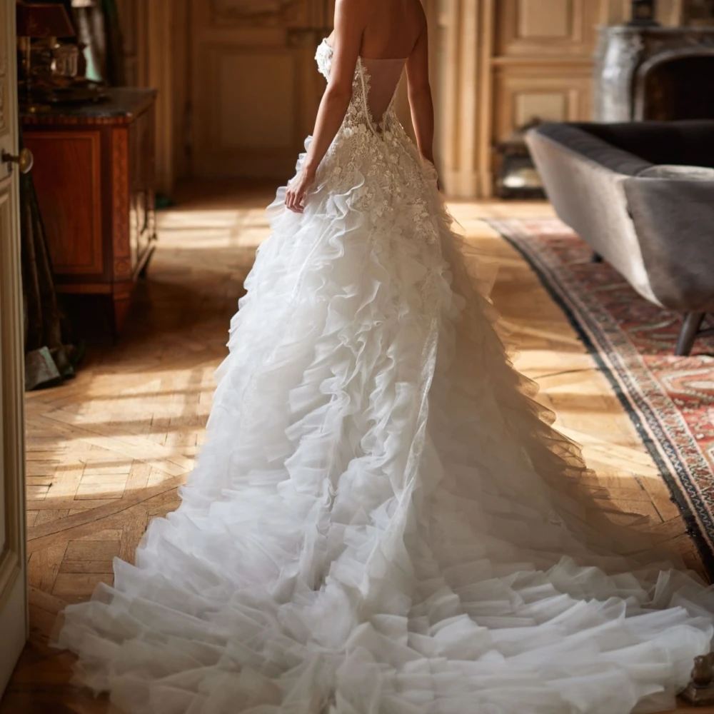 Elegantes, gerüschtes, plissiertes, langes Brautkleid in A-Linie, romantisches Brautkleid mit herzförmigem Ausschnitt und Spitzenapplikationen, maßgeschneidertes Robe De Mariée