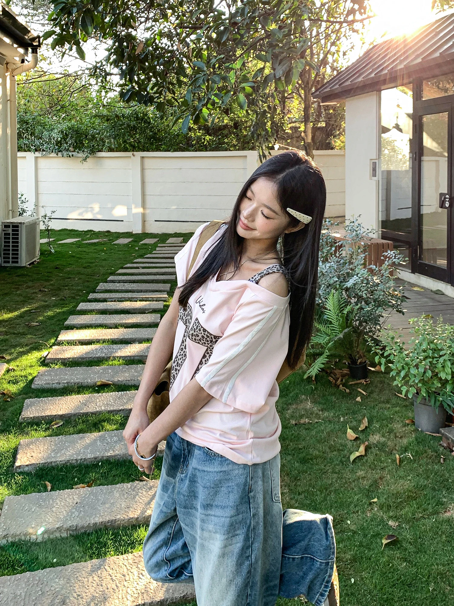 

Женская свободная футболка с коротким рукавом, лоскутная, с асимметричным плечом, леопардовым принтом и цифровыми нашивками, в корейском стиле, новинка весны, розовый топ