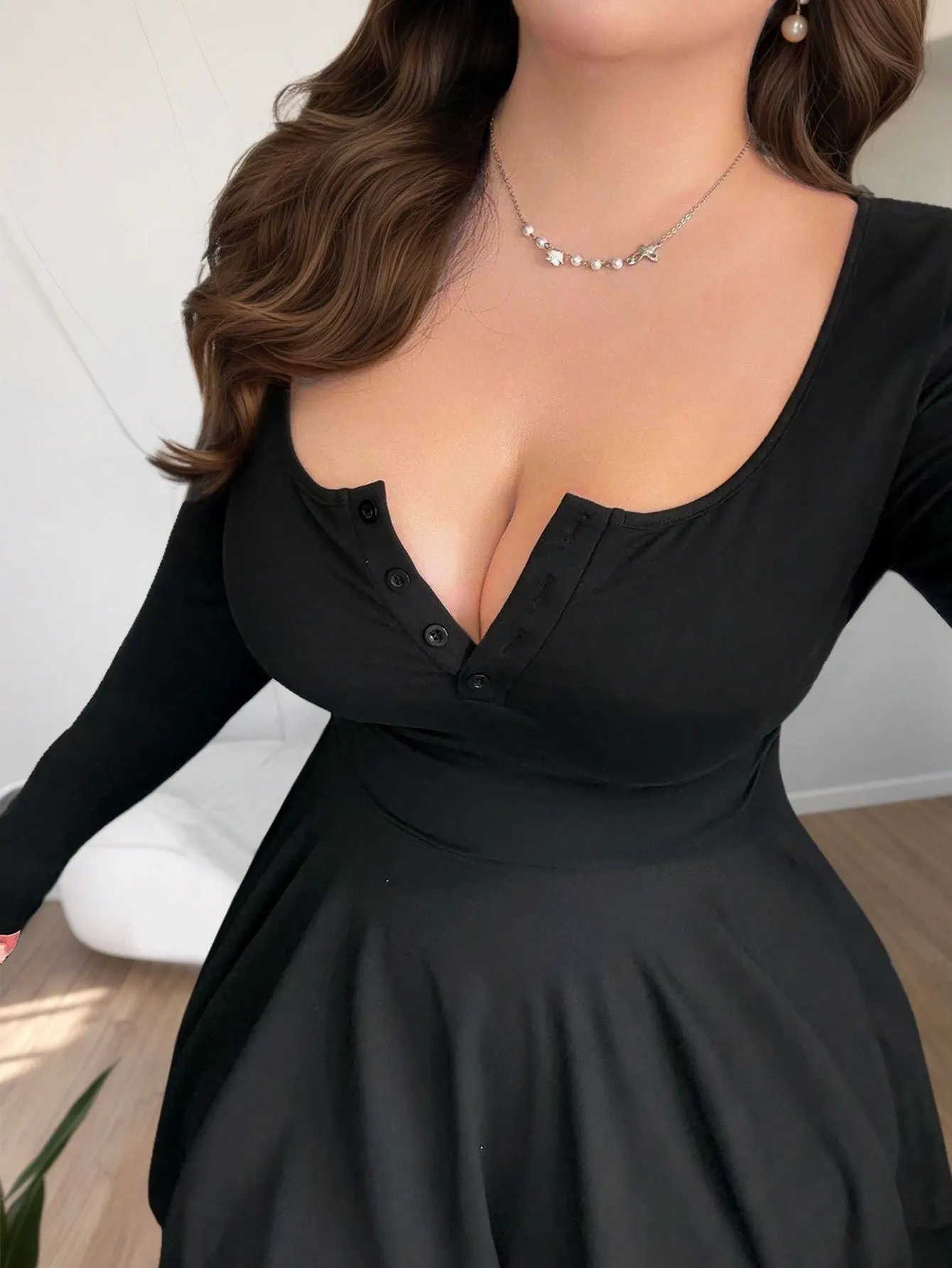 فستان نسائي قصير برقبة مربعة وزر على شكل حرف A وأكمام طويلة فستان أسود سادة للحفلات مثير
