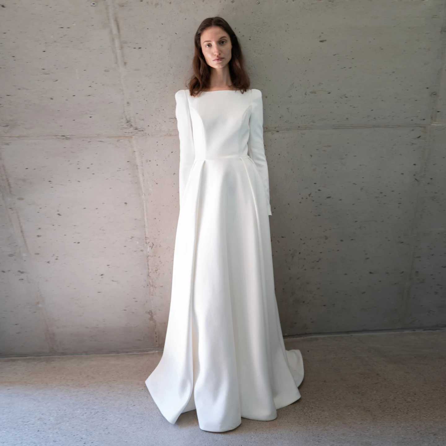 

Атласное зимнее свадебное платье с длинными рукавами и круглым вырезом, простое свадебное платье со шлейфом, элегантное свадебное платье для фотосессии G4990