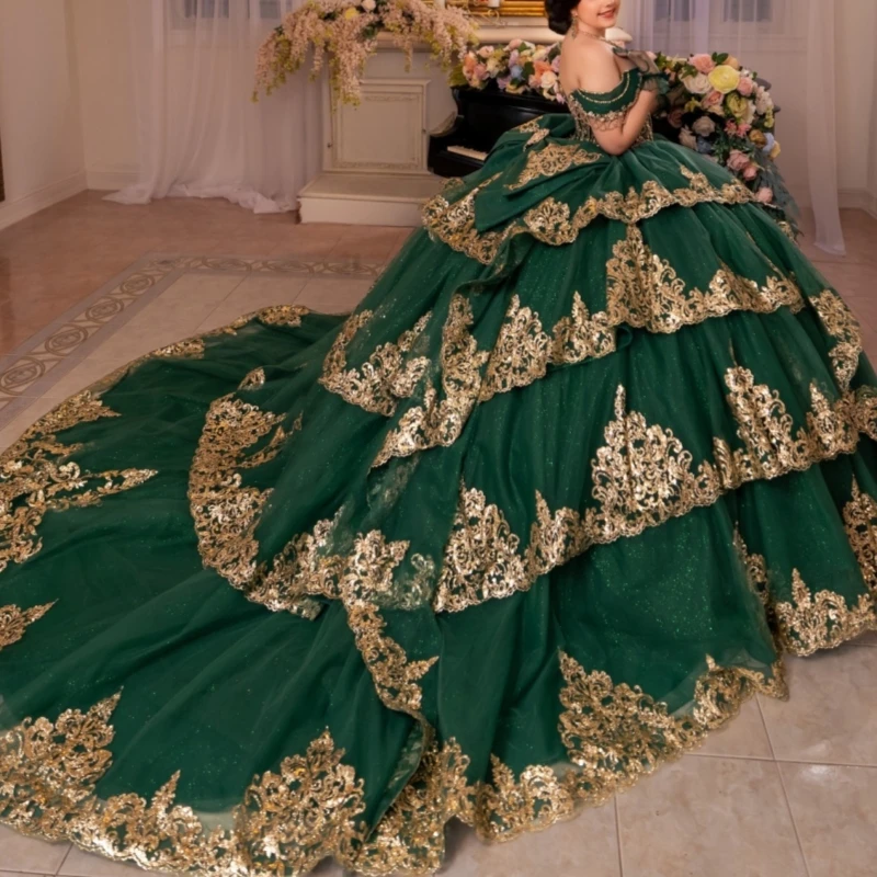 Vestidos de Quinceañera Verde Oscuro con Brillo, Vestido de Gala con Hombros Descubiertos, Vestido de 16 Años con Apliques Dorados, Encaje, Cuentas, Lazo de Cristal y Tul para Fiesta
