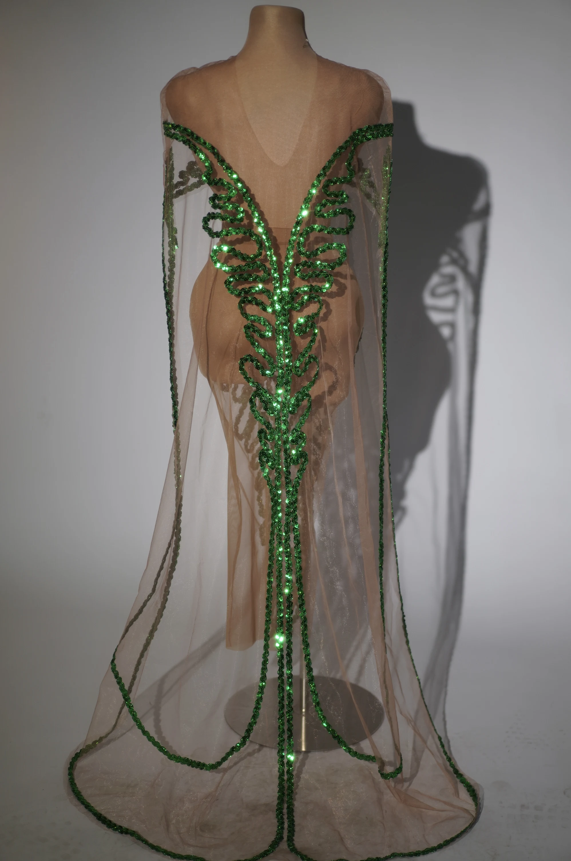 สีเขียวเงาSequins Capeเซ็กซี่Sheerตาข่ายสําหรับฉลองNight Graduationวันเกิดชุดยาวถ่ายภาพนักร้องแสดงStage Dre