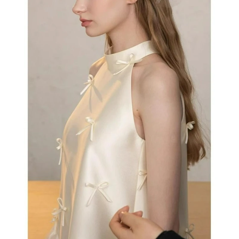 เดรสสีพื้นสไตล์ฝรั่งเศส เรียบหรู อ่อนโยน สำหรับผู้หญิง ฤดูร้อน 2026 แฟชั่นใหม่ กระโปรงสั้นชายผ้าซาตินผูกโบว์