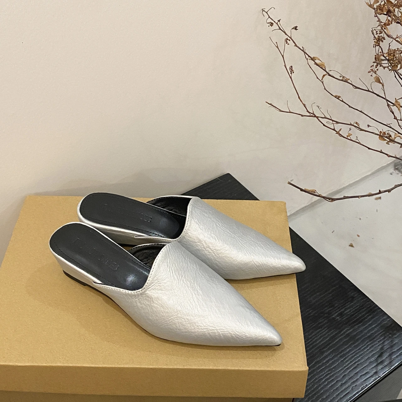 Französischer Feenstil Halbslip-Damenschuhe 2026 Neue Sommer-Outdoor-Sandalen mit spitzer Zehenpartie