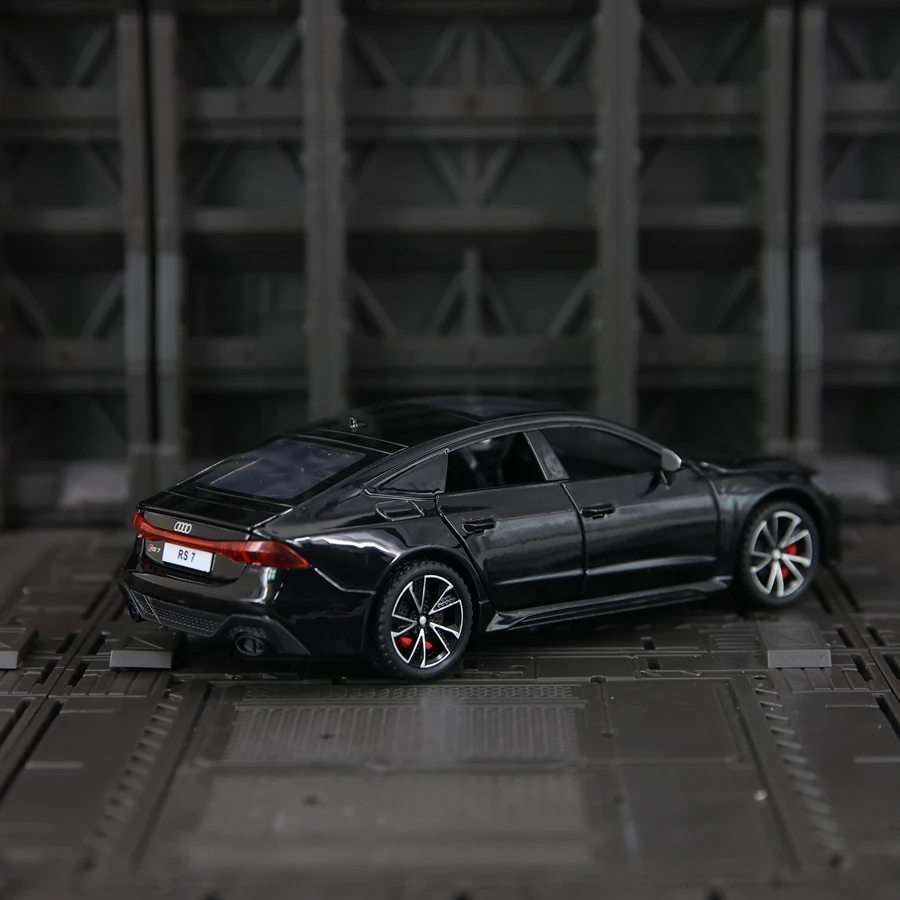 

Модель легкосплавного автомобиля AUDI RS7 купе 1:32 имеет четыре двери по обеих сторон, что и в переднем капоте и двери багажника также можно открыть.
