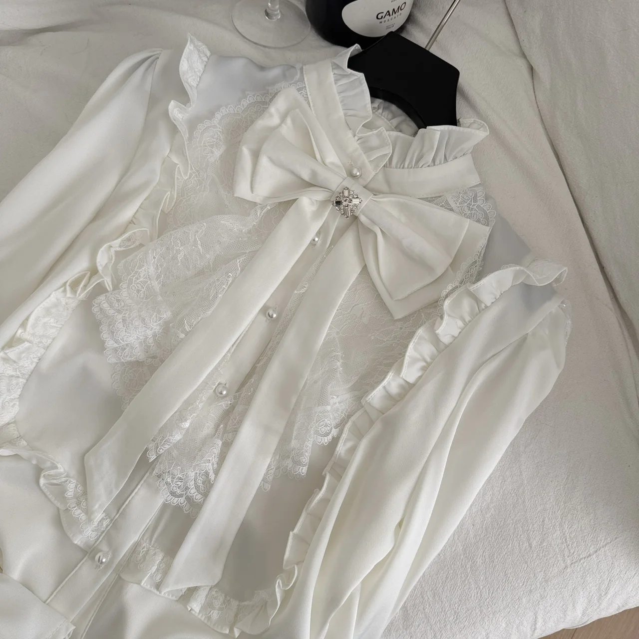 เสื้อยืดสไตล์วินเทจญี่ปุ่นฤดูใบไม้ร่วง ดีไซน์หรูหราแบบกอธิค แต่งโบว์ ลูกไม้ ระบายที่คอ ติดกระดุมแถวเดียว สไตล์ Y2K ฮาราจูกุ