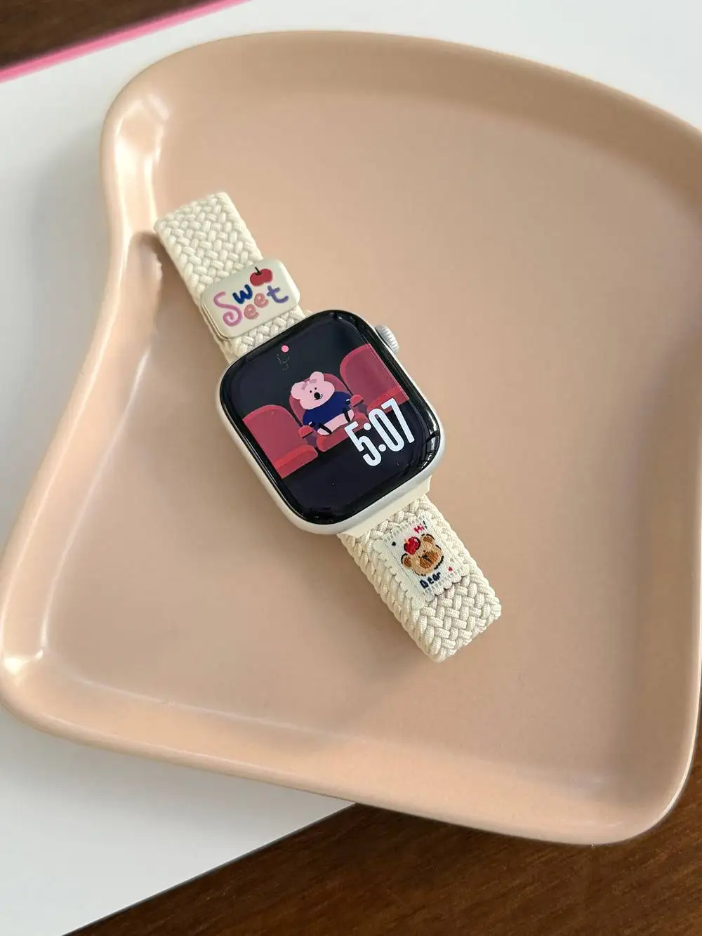 素敵な漫画のクマの磁気ナイロンループ Apple Watch バンド女性 10/9/8/7/6/5/4/3 SE 40 ミリメートル 41 ミリメートル 44 ミリメートル 45 ミリメートル 46 ミリメートル 49 ミリメートルストラップ