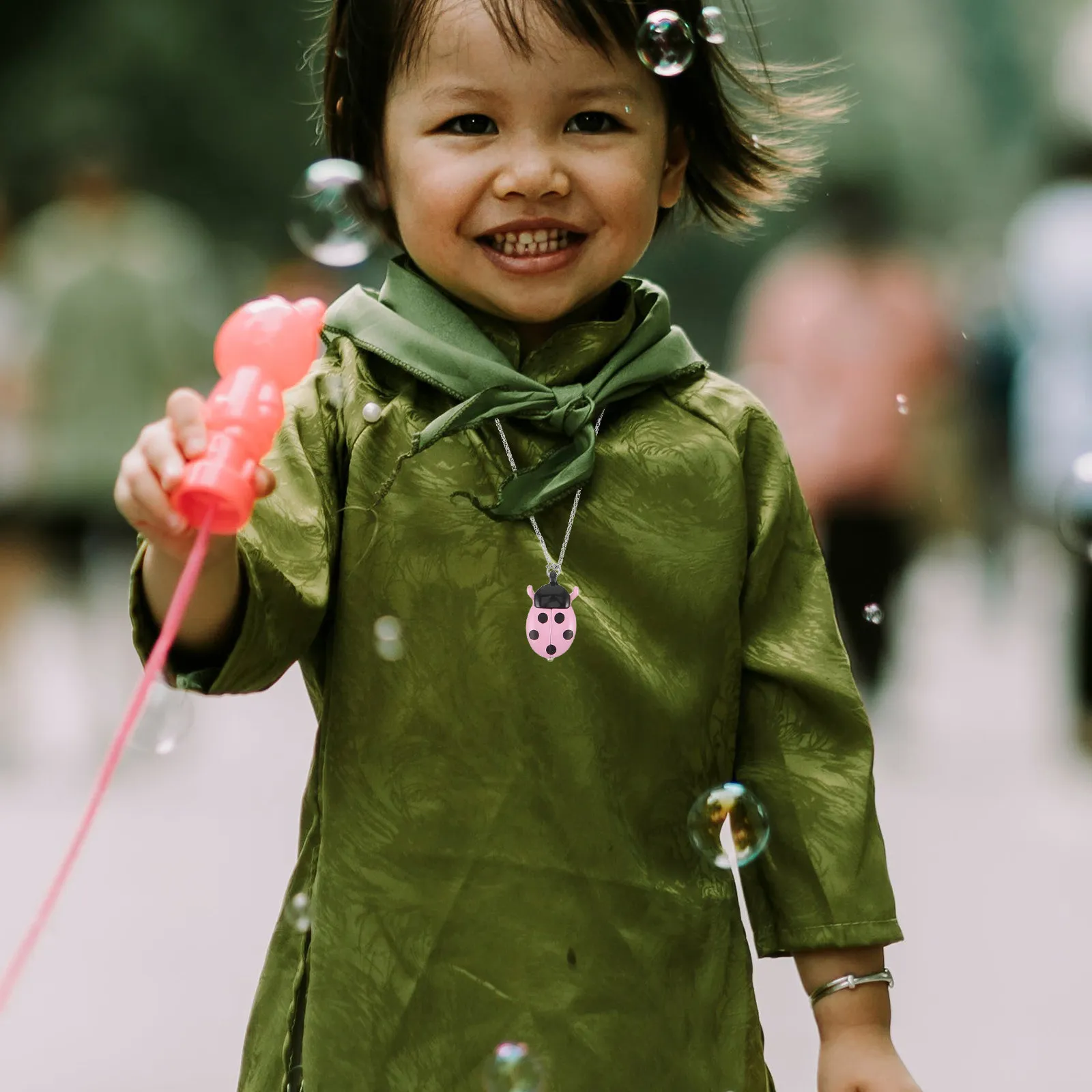 colar-relogio-de-bolso-joaninha-vintage-com-pingente-de-liga-de-quartzo-mostrador-com-numerais-Arabes-e-acabamento-liso-para-adolescentes