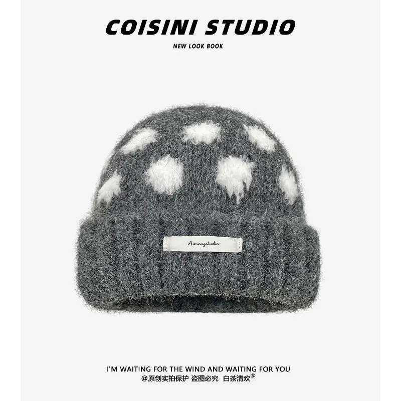 Koreanische Polka-Dot-Strickmütze für Damen, Herbst und Winter, dick und warm, modisch und vielseitig, mit Ohrenschutz, Ski-Beanie-Mütze. – Detail 4