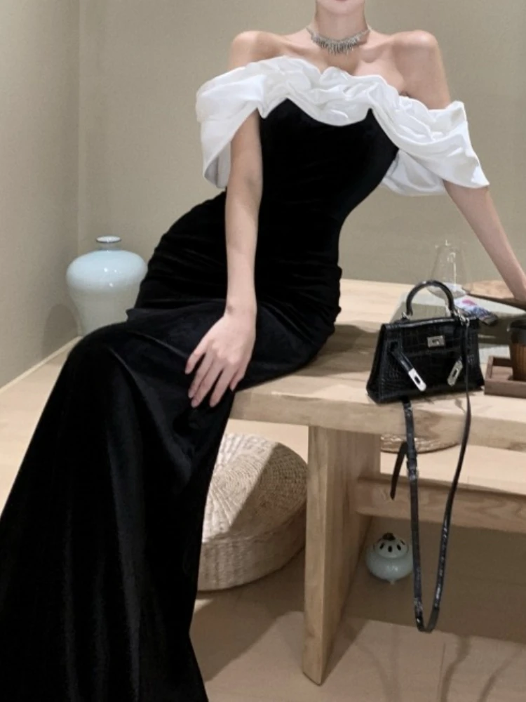 

Золотое бархатное облегающее платье с одним вырезом и подушкой на груди на земле, длинная длина