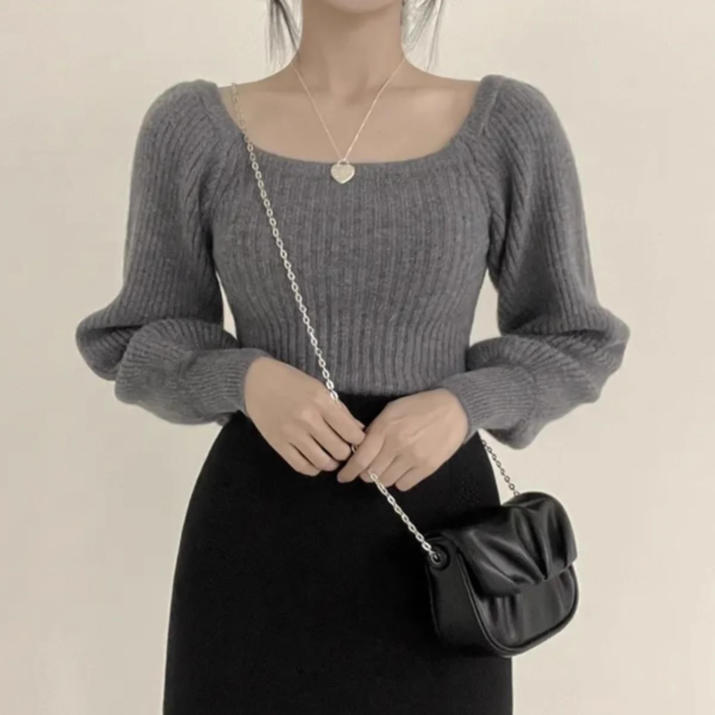 Elegancki sweter damski na jesień i zimę z kwadratowym dekoltem, dopasowany, z efektem bufiastych rękawów, odkrywający obojczyk, modny, koreański, długi rękaw.