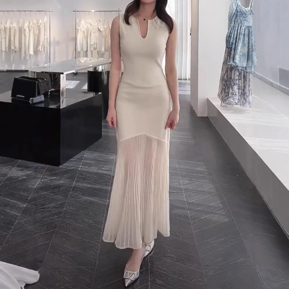 8003 Biała Sukienka Syrenka z Okrągłym Dekoltem, Warstwowa, z Dekoltem w Serek, Bez Rękawów, Podkreślająca Talię, z Jedwabiu Lodowego, Przezroczysta, z Organzy, z Elementami Patchworkowymi, Długa