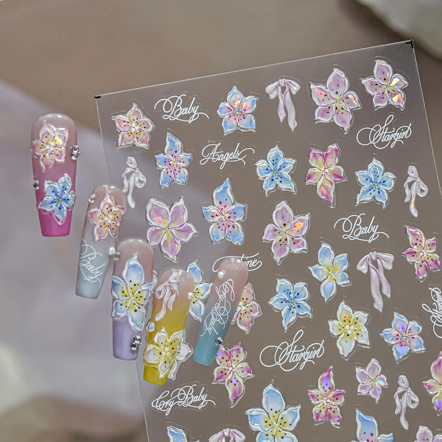 Elegante Blumen 5D Nagelkunst-Aufkleber Florale Schillernde Farbverlauf-Lilienblüten Schleifenband Frühlings-Feen Selbstklebende Abziehbilder