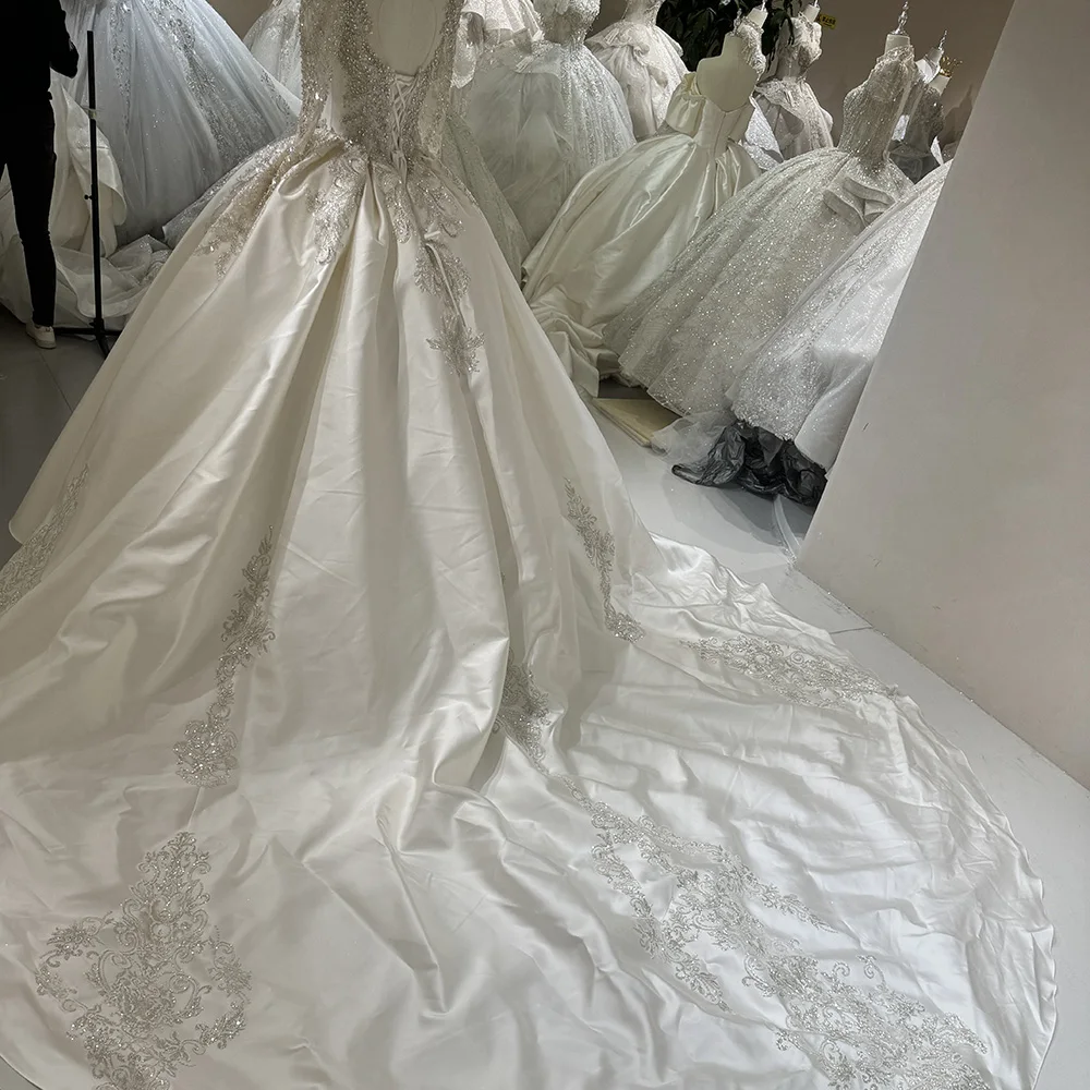 Charmante O-hals Trouwjurken Kant Baljurk Lange Mouwen Knoop Bruidsjurk Hof Trein vestidos de novia boda Aangepast