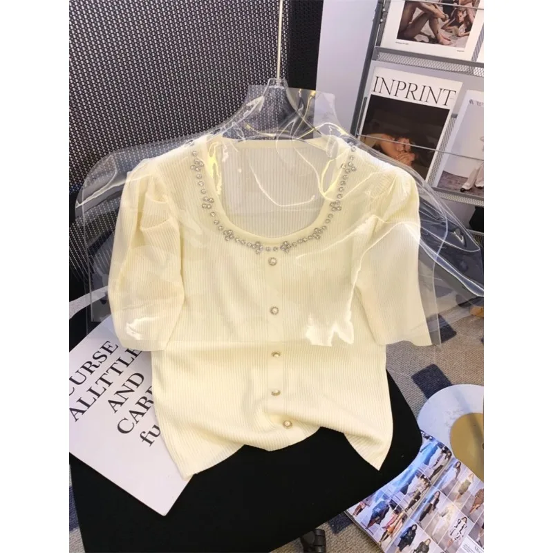 

Женская летняя блузка-футболка с коротким рукавом, вязаный кардиган с жемчугом, однобортный, новый, удобный, повседневный, универсальный, нишевый дизайн