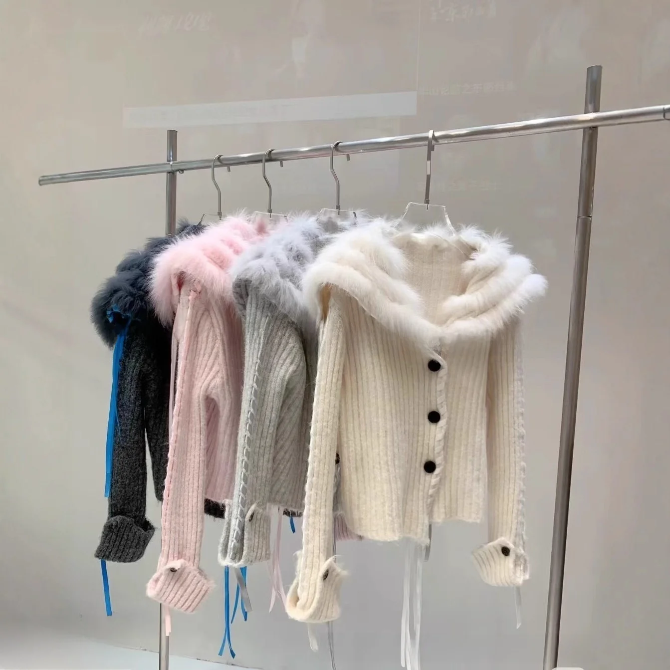 Cappotto maglione lavorato a maglia in pelliccia da donna Quattro colori Versatile colletto blu scuro Polsino rovesciato Manica lunga stile coreano