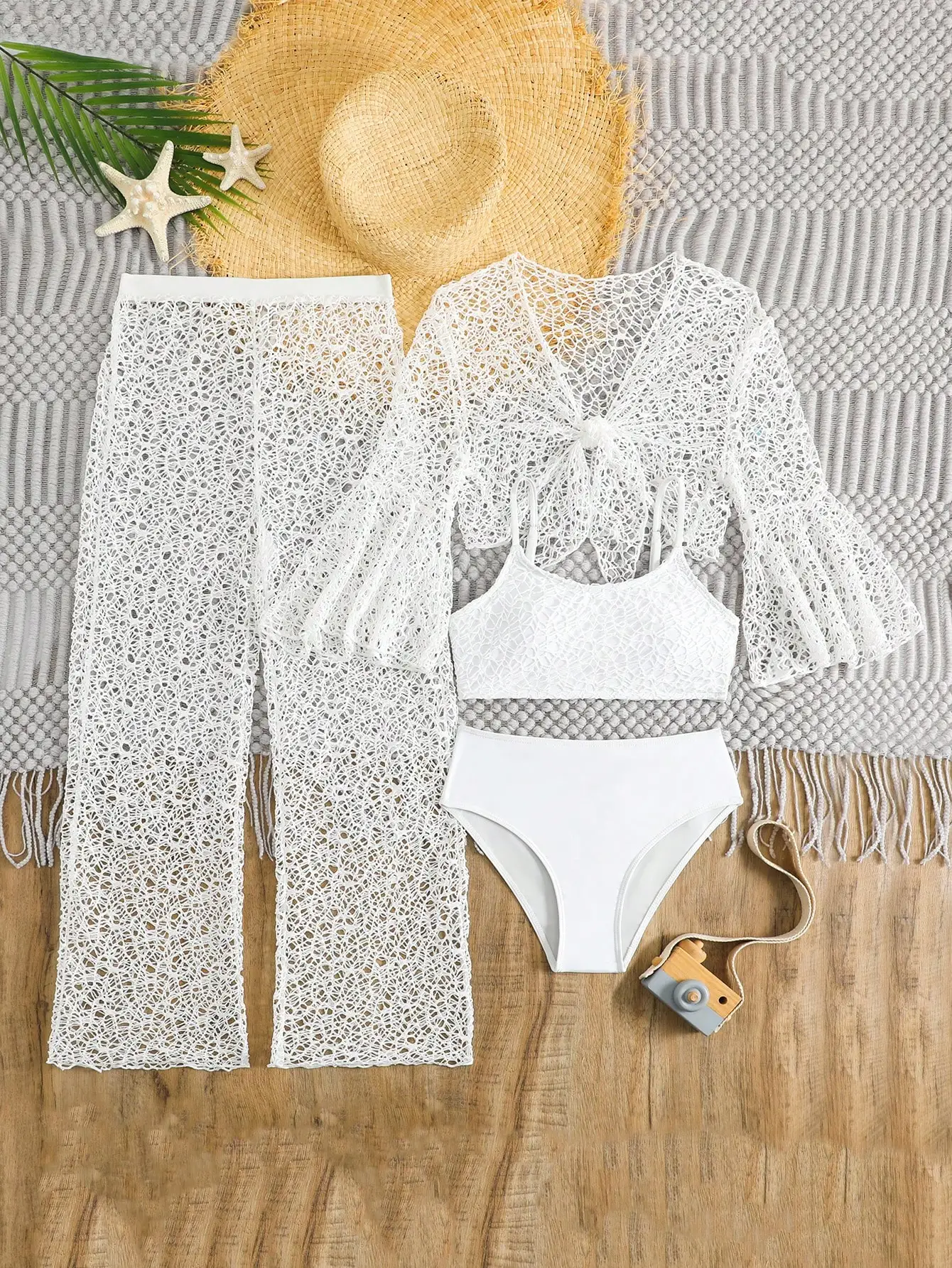 

Белый вязаный крючком комплект пляжной одежды из 4 предметов: топ и плавки бикини, а также расклешенная накидка с рукавами и широкие брюки для летнего отдыха