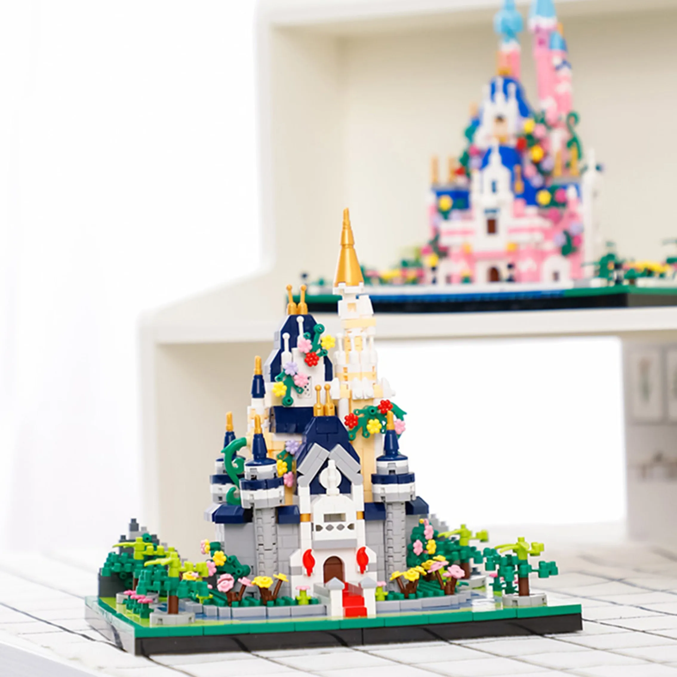 미니어처 성 블록 세트: 꽃 장식이 된 공주 성 모델, 어린이와 성인 모두에게 적합한 홈 데코 선물