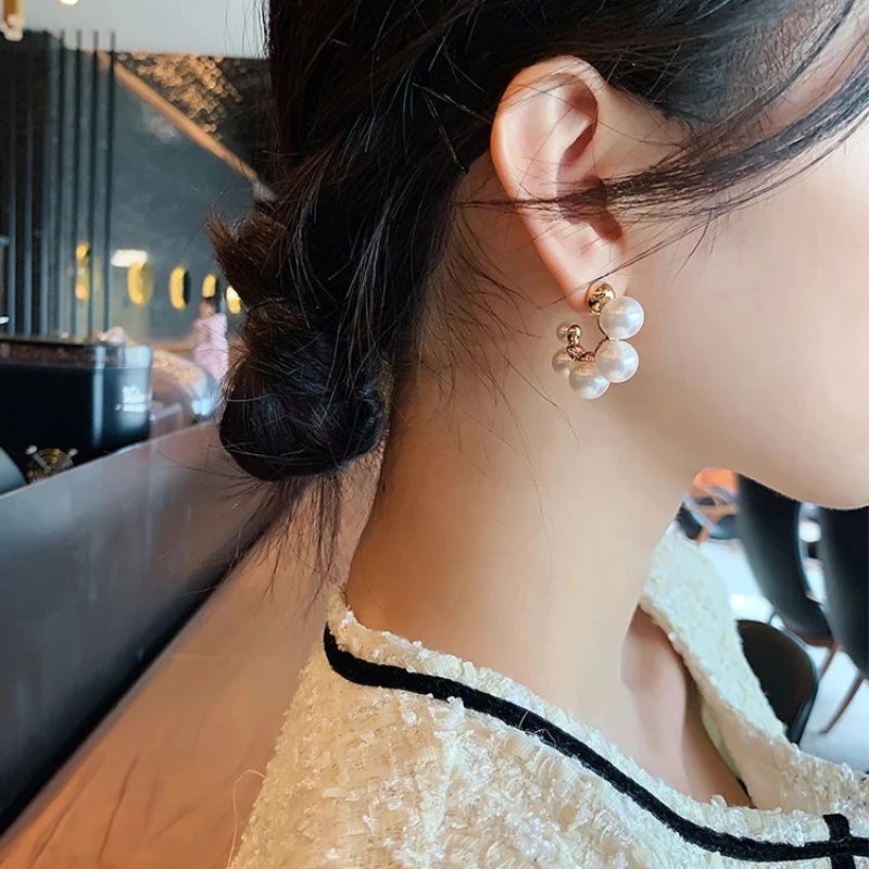 Korean vintage C-shaped large pearl stud earrings niche design irregular pearl earrings elegant minimalist style earrings