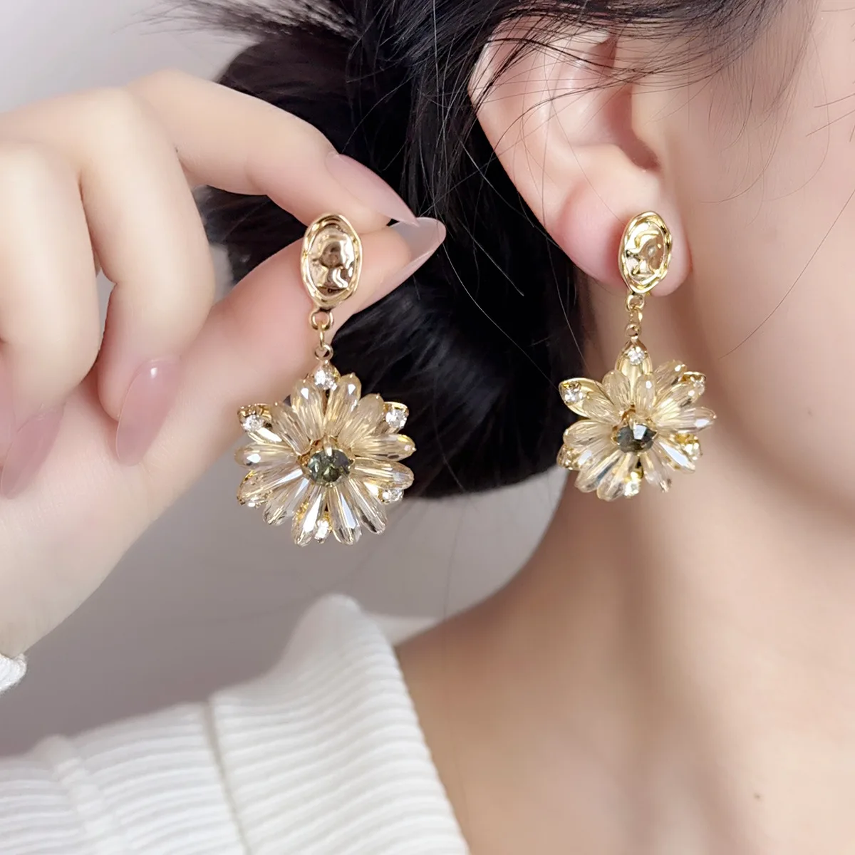 

Fashion Metal Portrait Transparent Crystal Sunflower Pendant Earrings For Women Vintage Daisy Flower Earrings Party Jewelry Gift