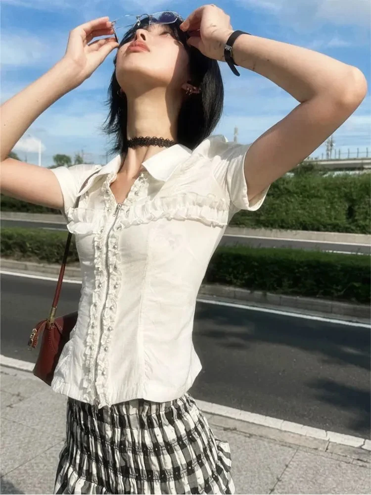 

Японская субкультурная кружевная рубашка в стиле Y2K Grunge, блузка с коротким рукавом и крестообразными заклепками, винтажный стиль 2000-х, рубашка на молнии с отложным воротником