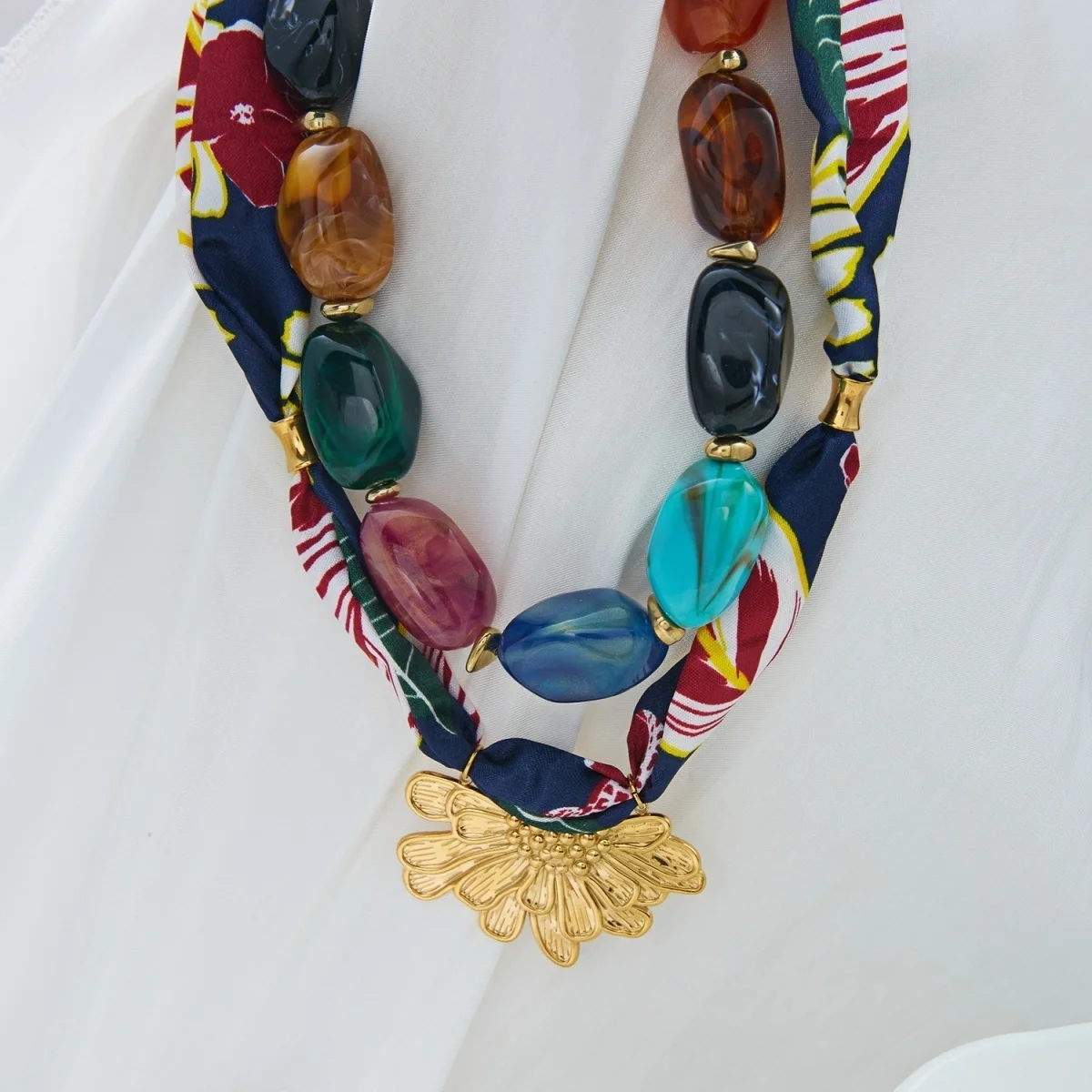 Botanisch bedruckter marineblauer Schal, Edelstahl-Halskette mit geprägten Blumen für Damen, unregelmäßiger Acryl-Perlen-Choker-Schmuck – Detail 24