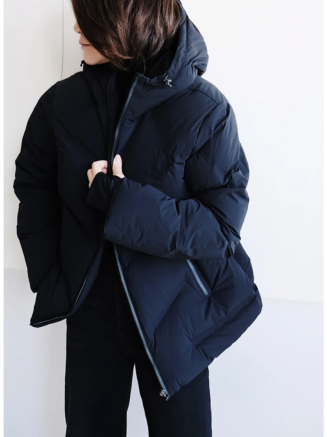 

Женская утепленная ветрозащитная и водонепроницаемая куртка с капюшоном из ткани, устойчивой к разрывам, с наполнителем из 90% белого пуха