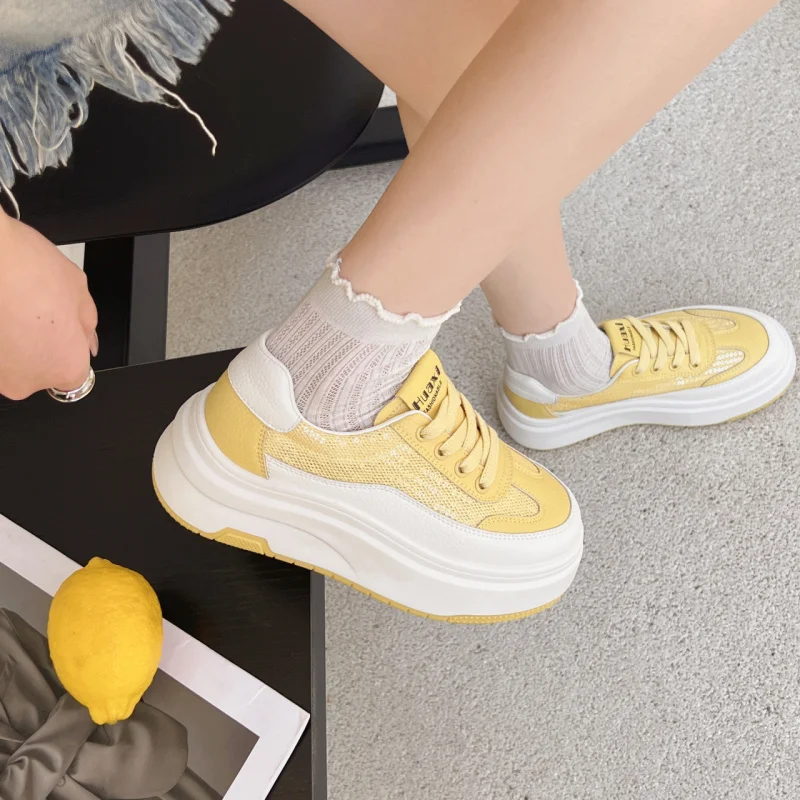 Malha respirável tênis branco de sola grossa para mulher 2025 novo verão estilo fino popular versátil tênis esportivos casuais