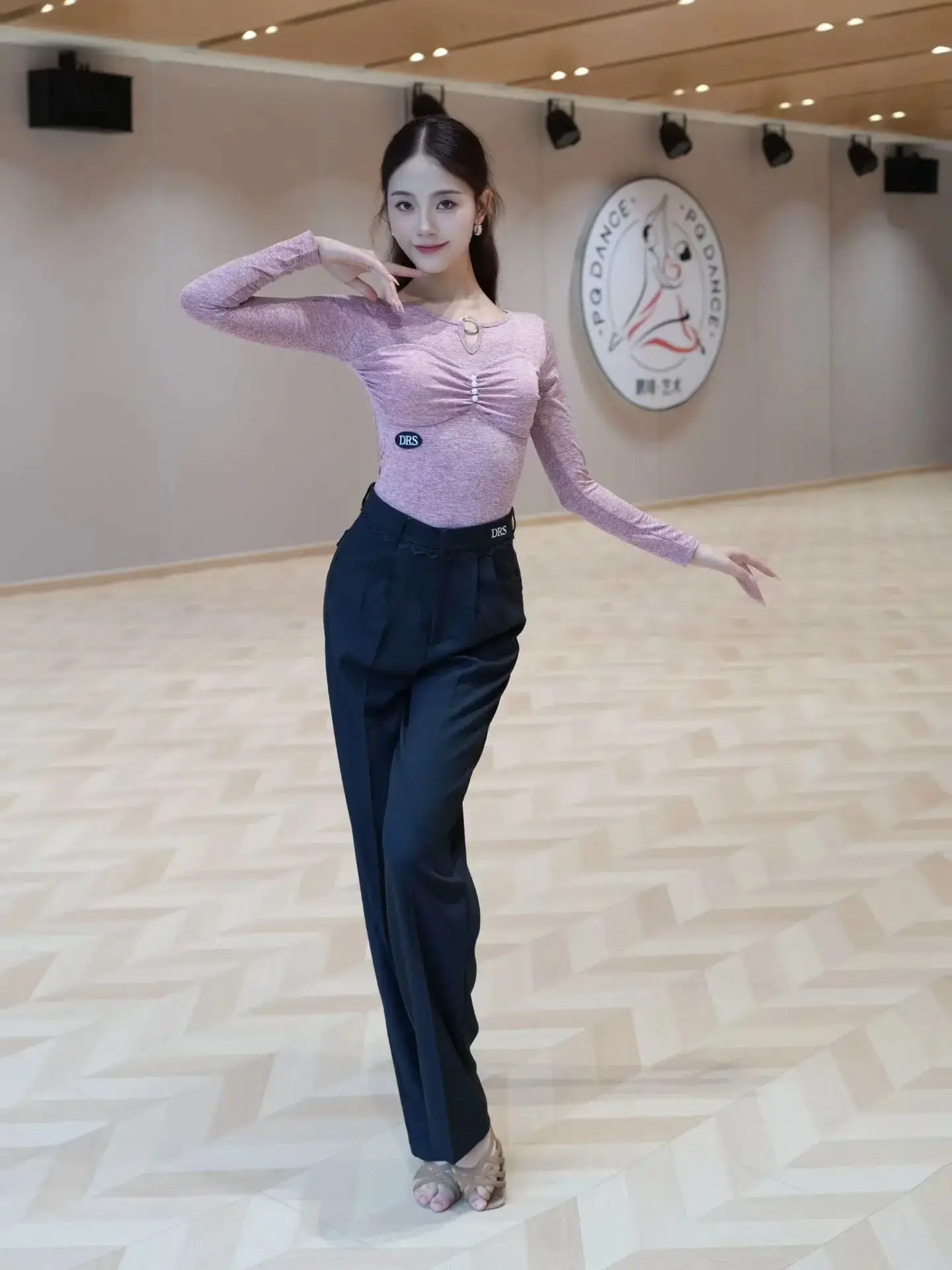 2025 Nieuwe Nationale Standaard Dans Vrouwen Latin Dansen Lange Mouw Top Kanten Broek Praktijk Kostuums Ballroom Dans Kleding DN22085