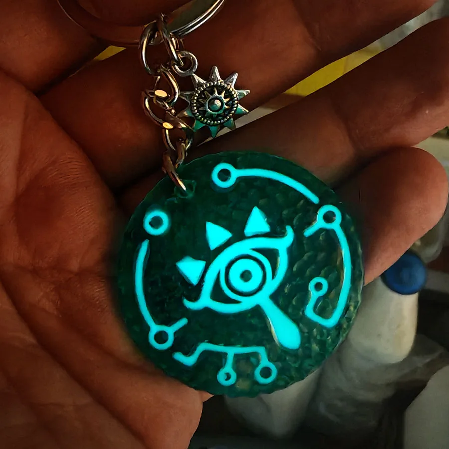 The eyes of The Sheikah Pendant Key Chains Zeldas key ring Glow In The Dark Charming