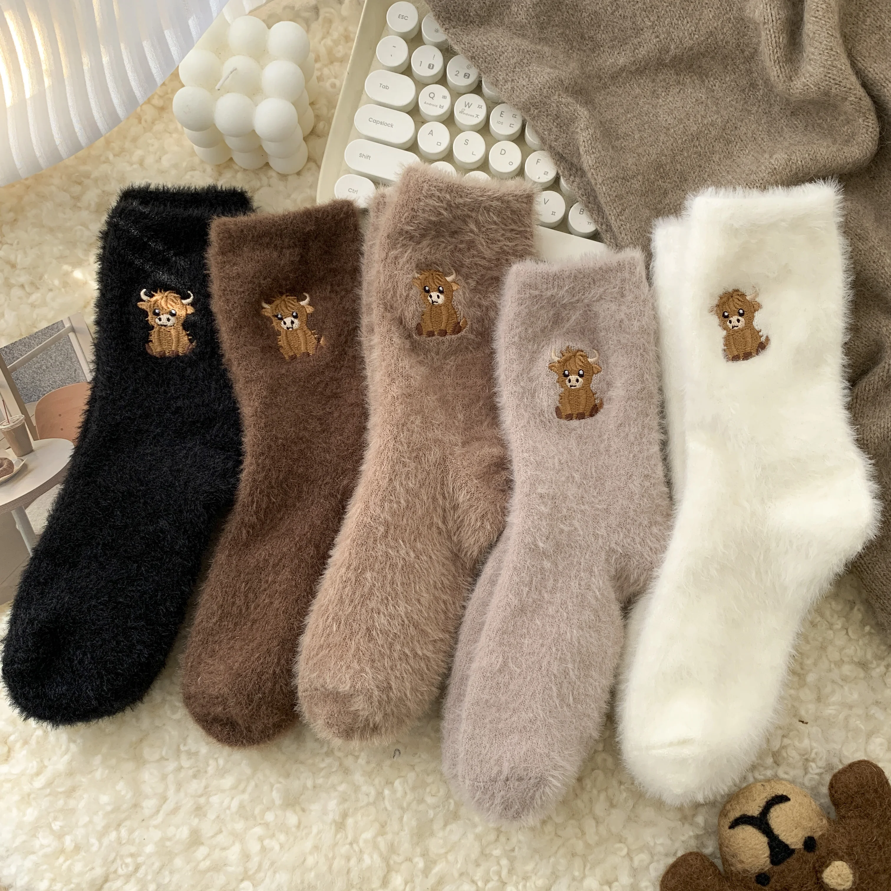 5 Pairs of Women's Calf Embroidery Plush Socks, Winter Thickened Warm Floor Socks, Cartoon Foot-Warming Sleep Socks, Coffee Colo