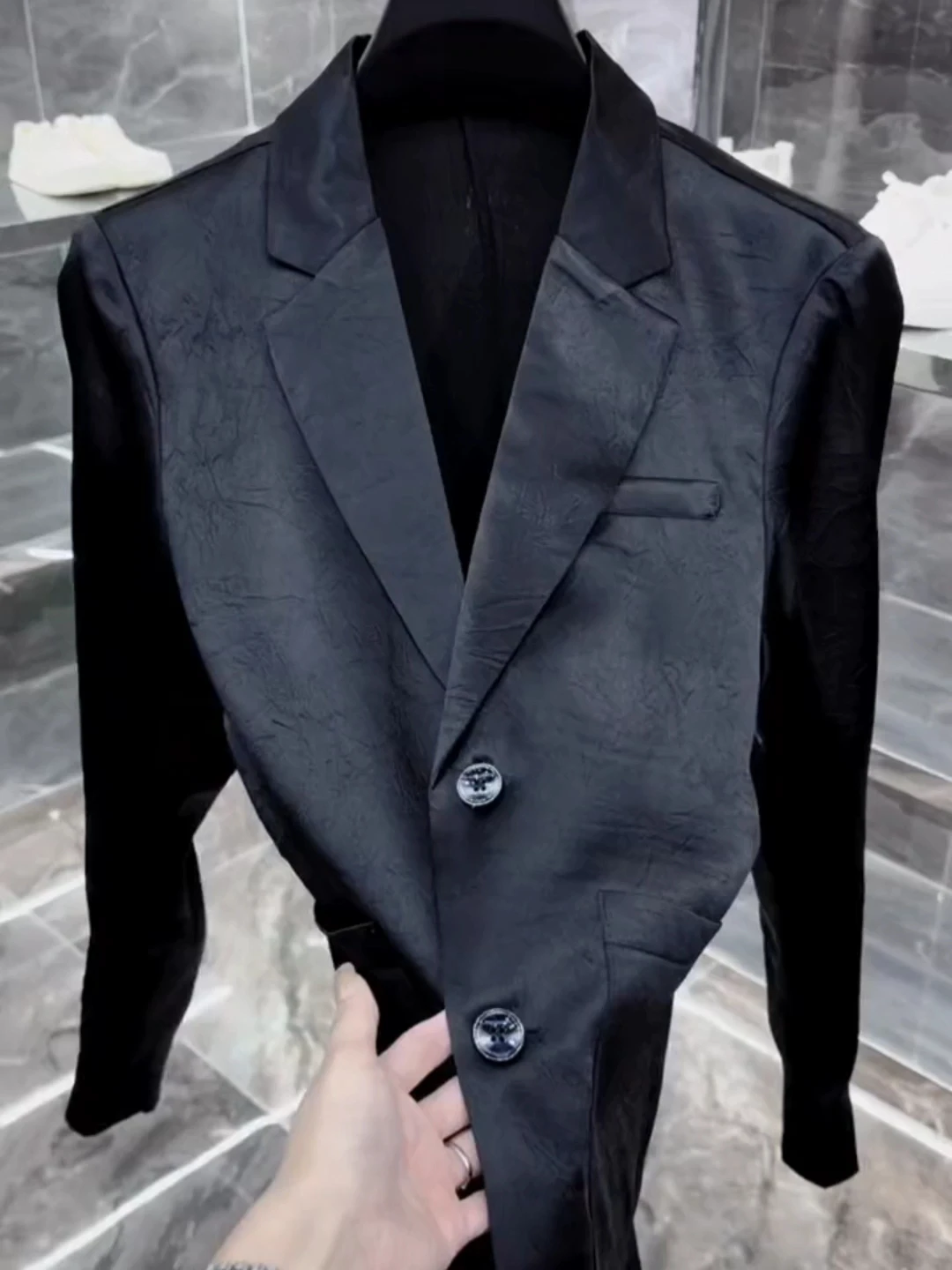 

Новый весенне-осенний мужской модный пиджак из ацетатной ткани: удобный, универсальный, приталенный, стильный, с декоративными пуговицами, для делового стиля