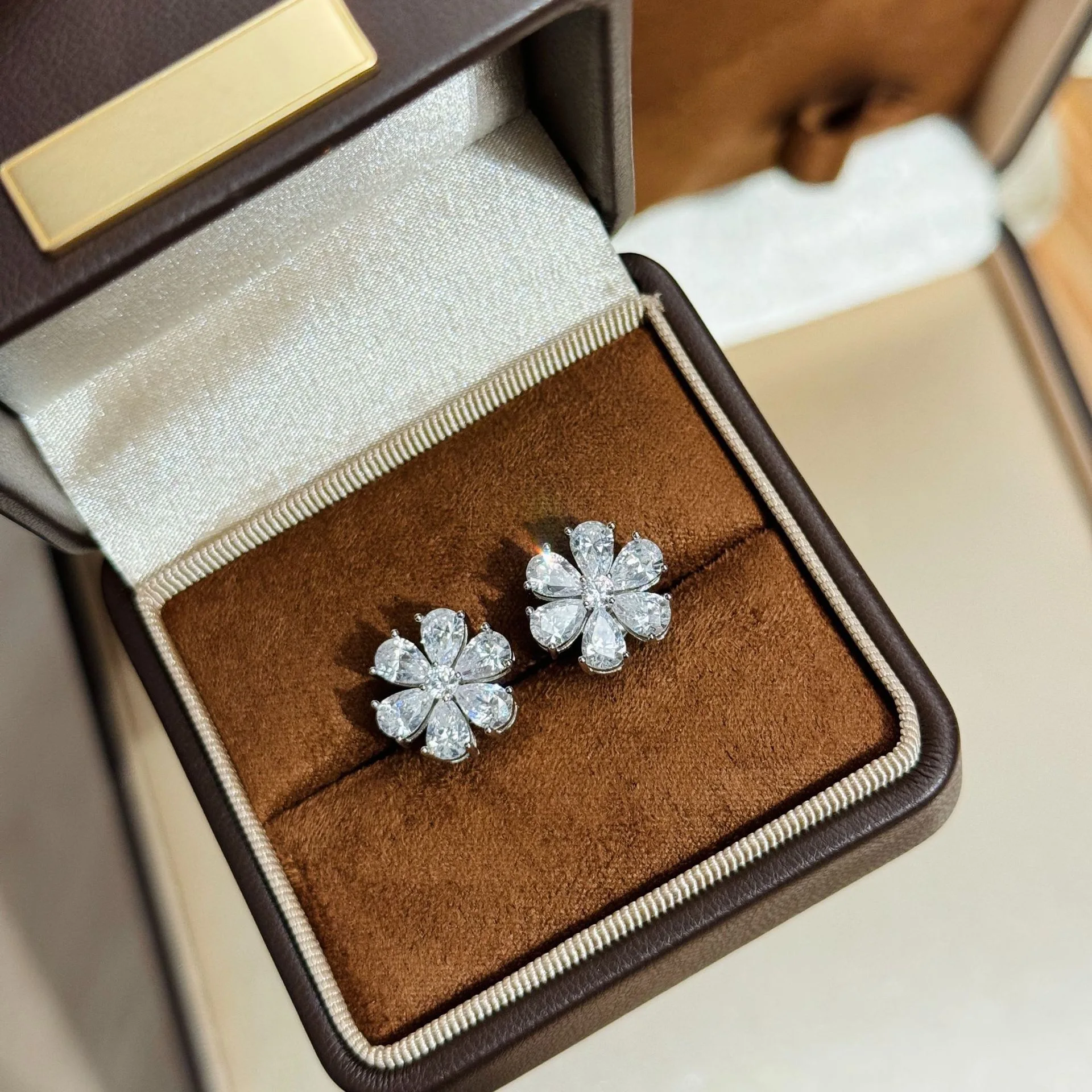 

2025 new S925 silver flower earrings, personalized, exquisite, light luxury, high-end retro, daily jewelry, party, birthday gift