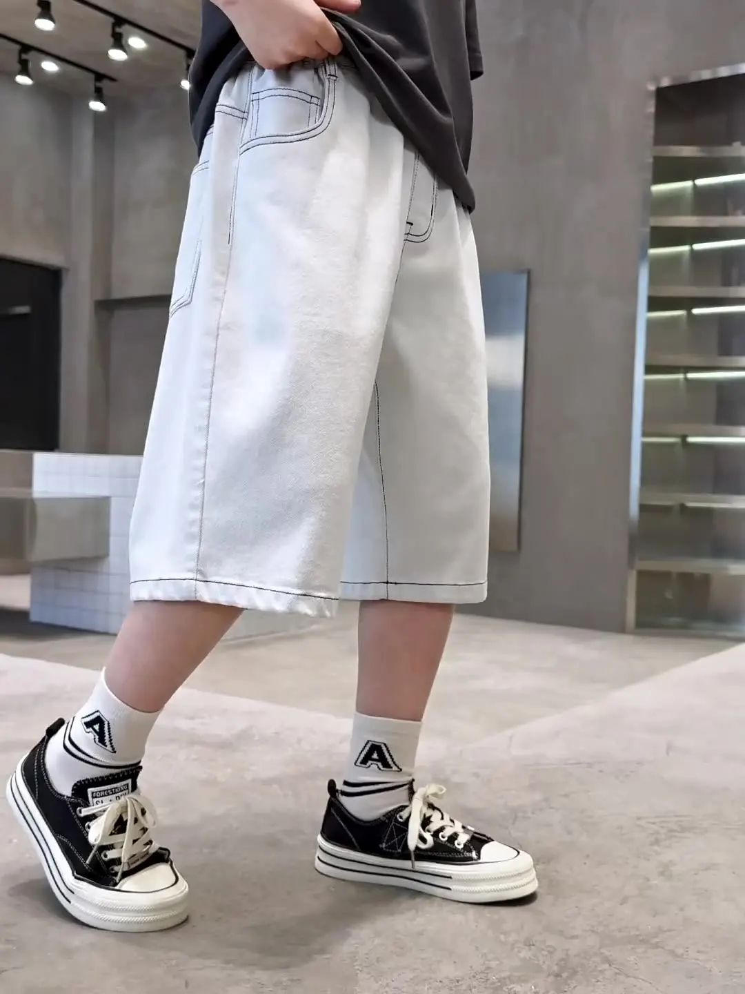 2026 New Summer Kids Brief Style White Shorts for Tweens Boy Casual Street Bottoms Children Fashion Loose Straight Jeans Capris