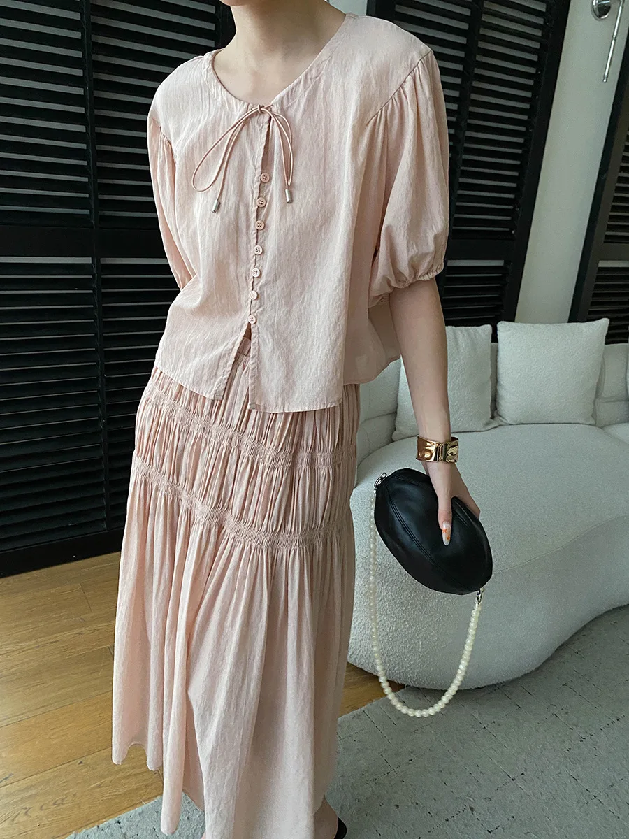 Sommerliches Damen-Set: Lässiges, einfarbiges, französisches Spitzenhemd mit kurzen Ärmeln und plissiertem, elastischem Rock mit hoher Taille – Detail 7