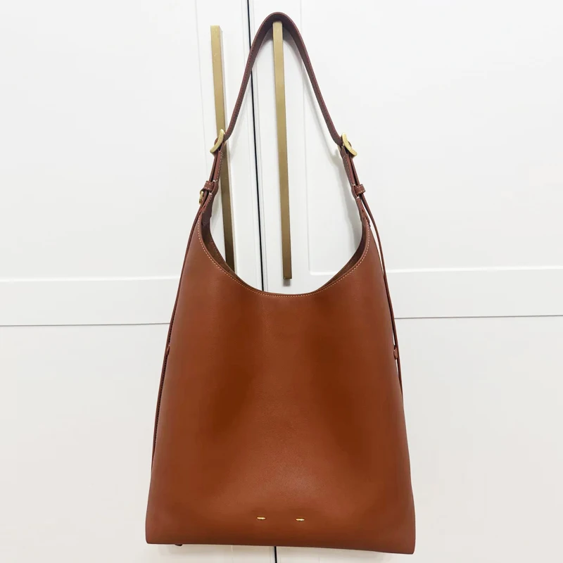 

Classic Large Capacity Tote Bags For Women Luxury Designer Handbag And Purse 2025 New In PU With Inner Pockets Underarm Shoulder