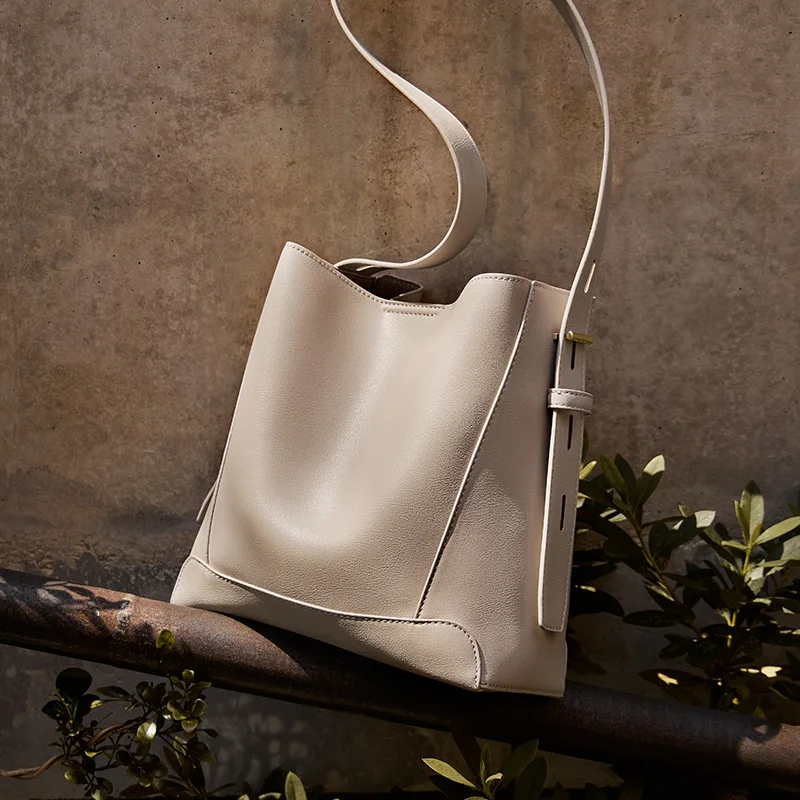 

Women's Bag New Genuine Leather Women's Bag Versatile Fashion Two-layer Cowhide Shoulder Bag Large Capacity Commuting Women Bag