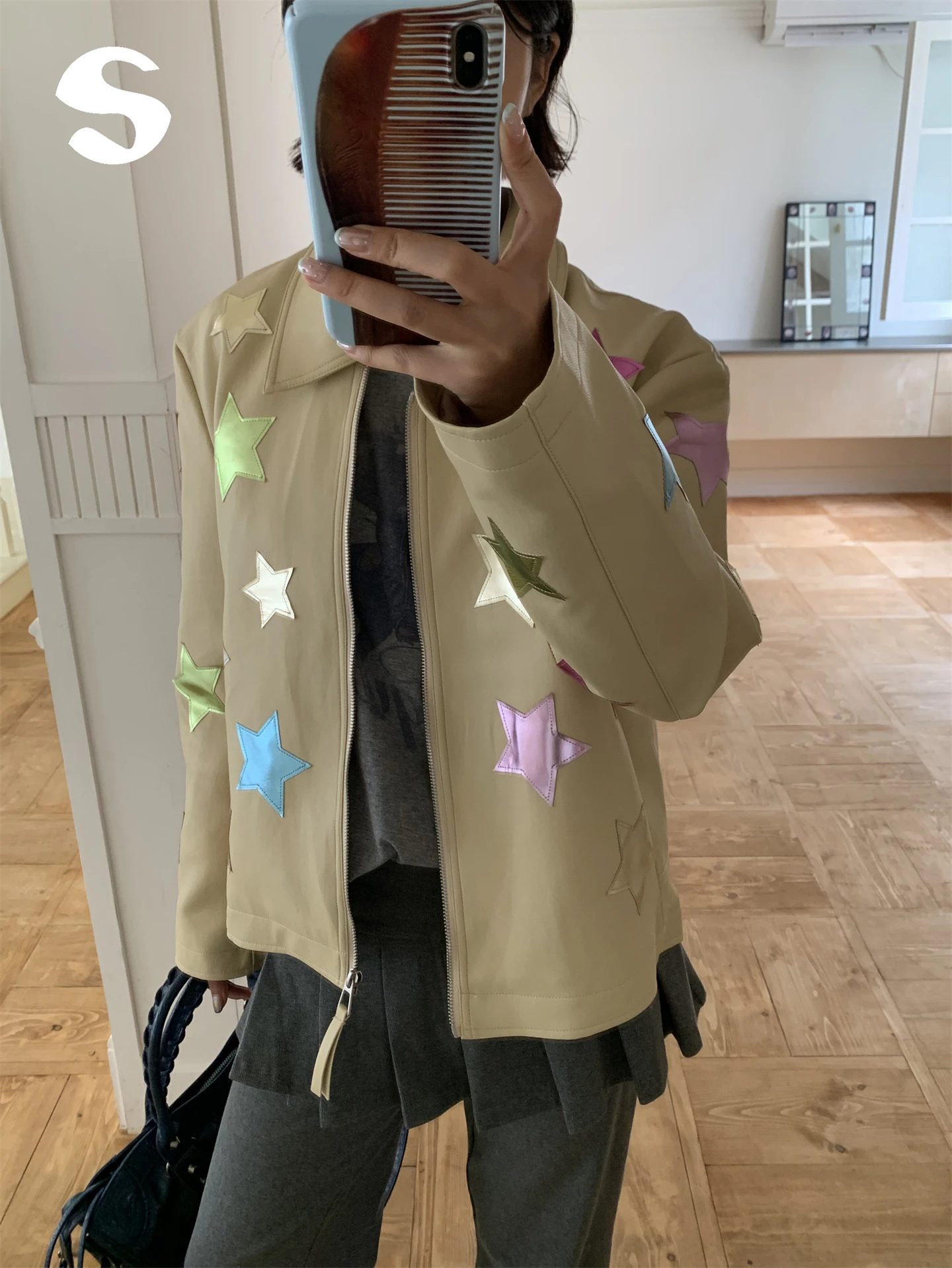 Casaco de Couro Feminino Coreano com Patches de Estrela e Ombros Reversíveis, Modelo Tubo Reto com Zíper