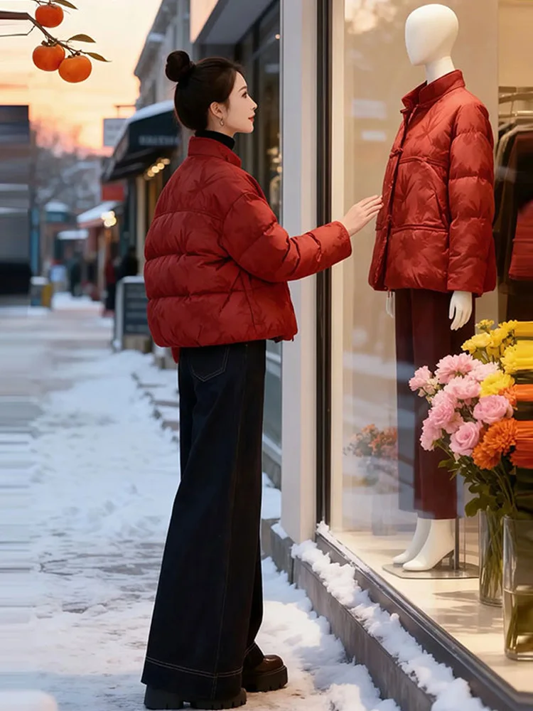 

Красная китайская зимняя куртка-пуховик из хлопка для женщин, на пуговицах, в стиле Тан, свободного кроя, с капюшоном, на молнии, однотонная