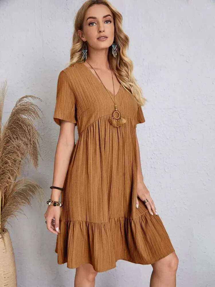 Elegantes Damen-Minikleid mit V-Ausschnitt und kurzen Ärmeln, einfarbig, locker geschnitten, mit Rüschensaum, lässiges Boho-Sommerkleid für den Urlaub am Strand. – Detail 3