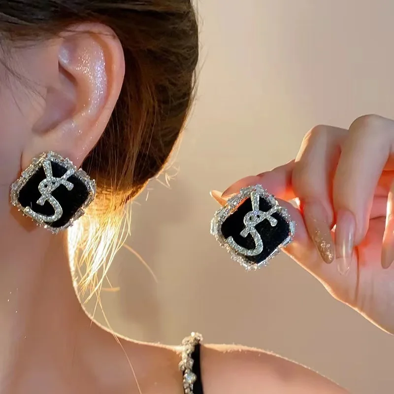 Retro Black Square Stud Earrings For Women Classic Luxury Rhinestone Letter Earrings Office Party Fashion Jewelry Gifts