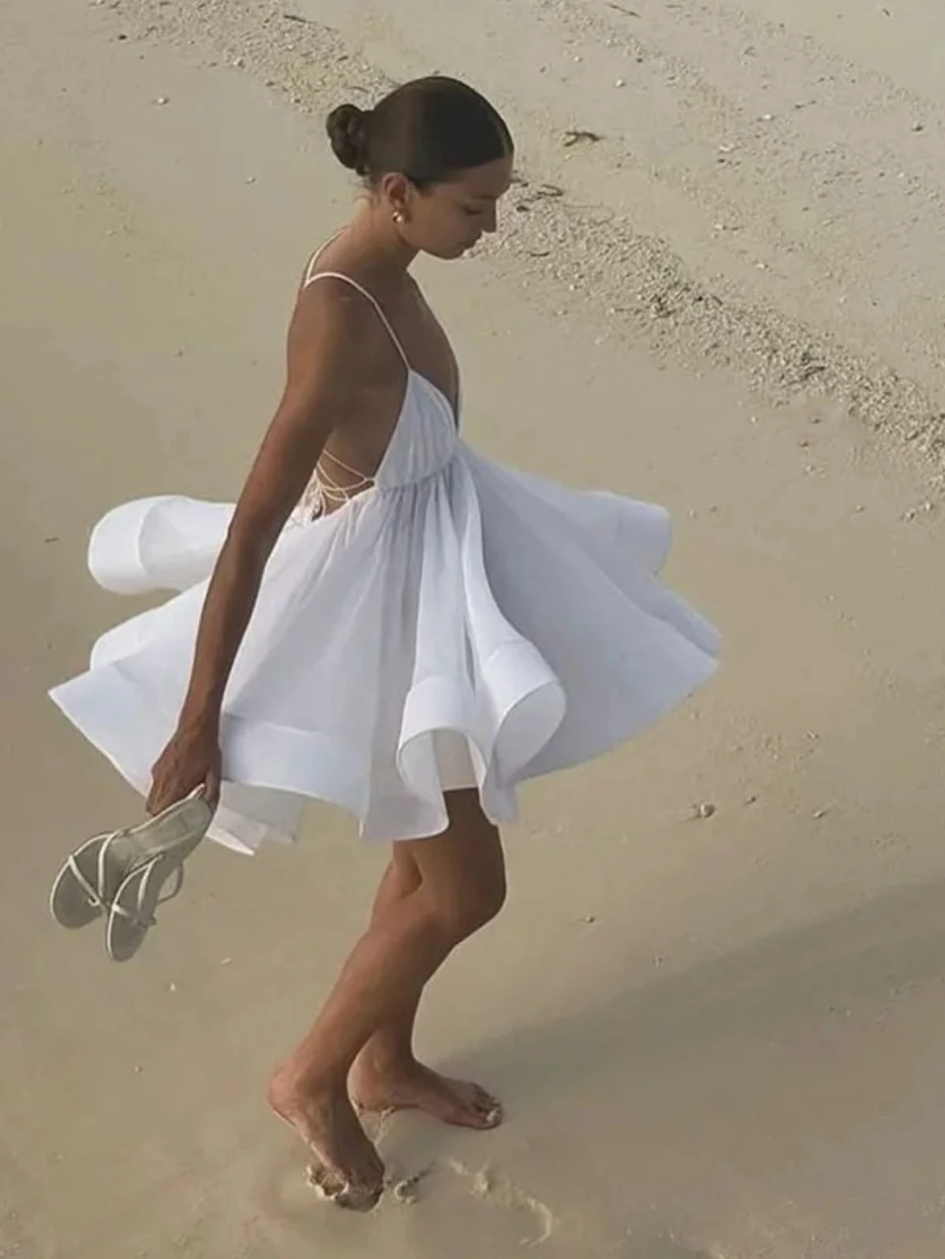 セクシーな背中見せレディースサマードレス 薄手ビーチホワイトシアースパゲッティストラップドレス Vネックノースリーブレースアップミニドレス