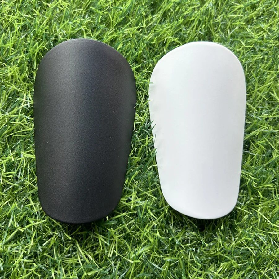 Пара мини-защитков для футбольных тренировок, используемых в качестве защитного снаряжения для голеней и ног.