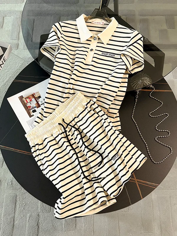 

Летний модный спортивный костюм для женщин с эффектом омоложения: европейский стиль, полосатый топ с коротким рукавом и шорты, комплект из двух предметов