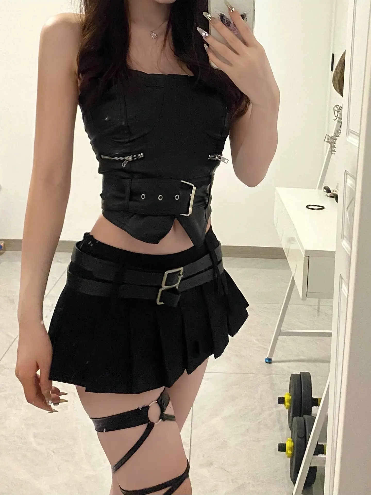 Conjunto Sexy Retro de Top Cropped e Saia em Couro PU para Mulheres com Cintos Duplos e Saia  Psada, Conjunto de Duas ...