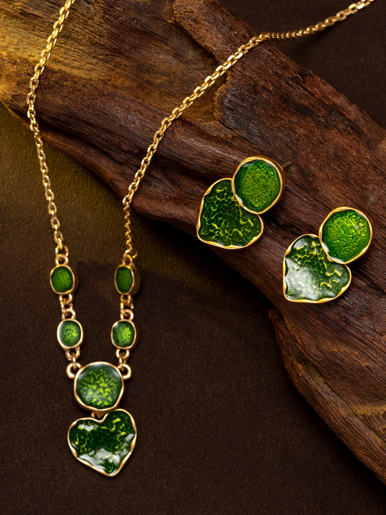 French-Style Vintage Cracked Green Glass Heart-Shaped Clavicle Chain, Niche Gentle Heart-Shaped Jewelry Two-Piece Set