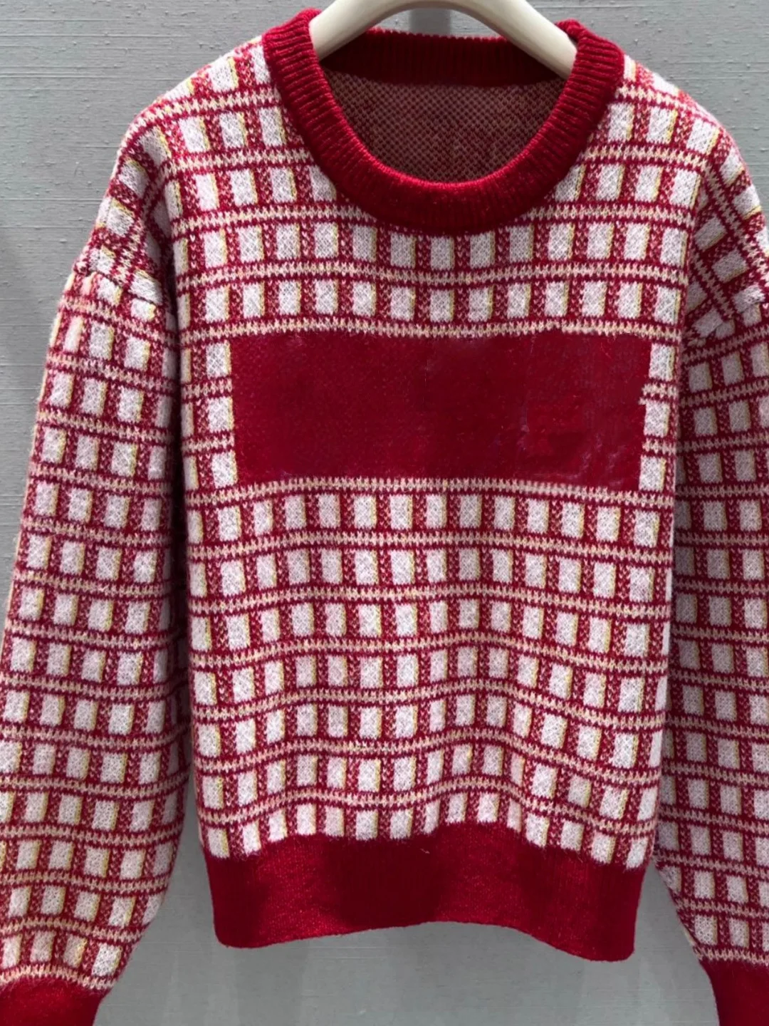 

Весенняя новинка: Красно-белый шерстяной свитер в клетку с надписью, вязаный топ, цветной блок, мужской стиль, стандартный крой, пальто-кардиган