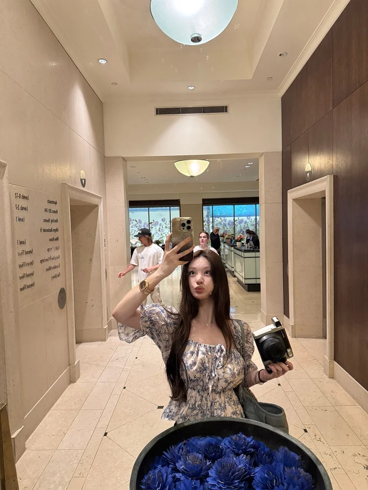 

Женская блузка Wuuus Blue Iris с цветочным принтом и U-образным вырезом, синий оттенок, весенняя коллекция